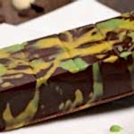 Yeşil fıstık parçaları ve çikolata sosuyla kaplanmış Dubai çikolatası