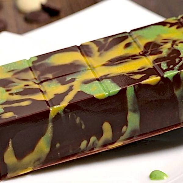 Yeşil fıstık parçaları ve çikolata sosuyla kaplanmış Dubai çikolatası