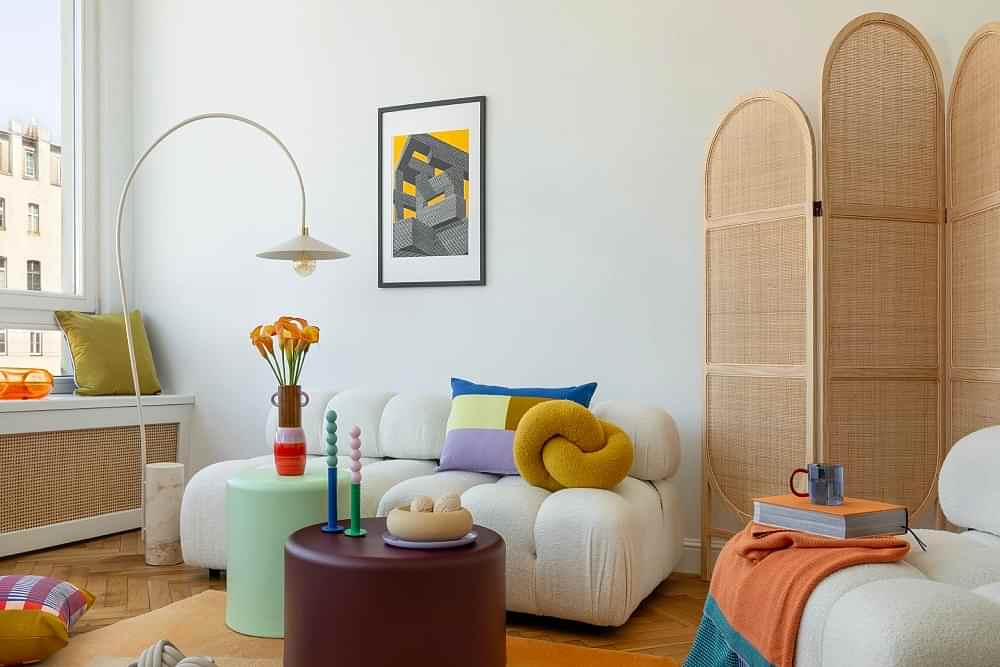 renkli tablo, vazo, şamdan ve kırlentler ile oturma odası dekorasyonu