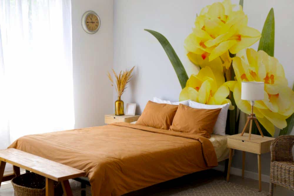 renkli duvar kağıdı, beyaz abajur ve renkli nevresim takımı ile yatak odası bahar dekorasyonu