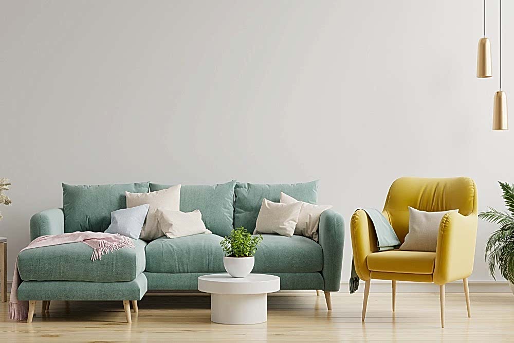 mavi ve sarı renkli koltuklarla renkli salon dekorasyonu