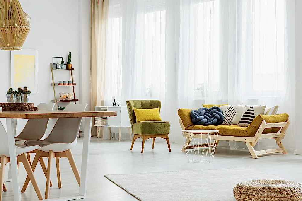 renkli koltuklar ve kırlentler ile ferah salon dekorasyonu