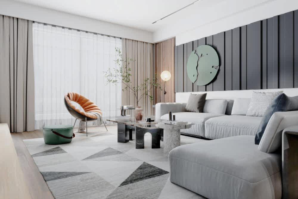 Açık tonlarda halı, uzun perdeler, sehpa ve beyaz koltuklar ile salon dekorasyonu