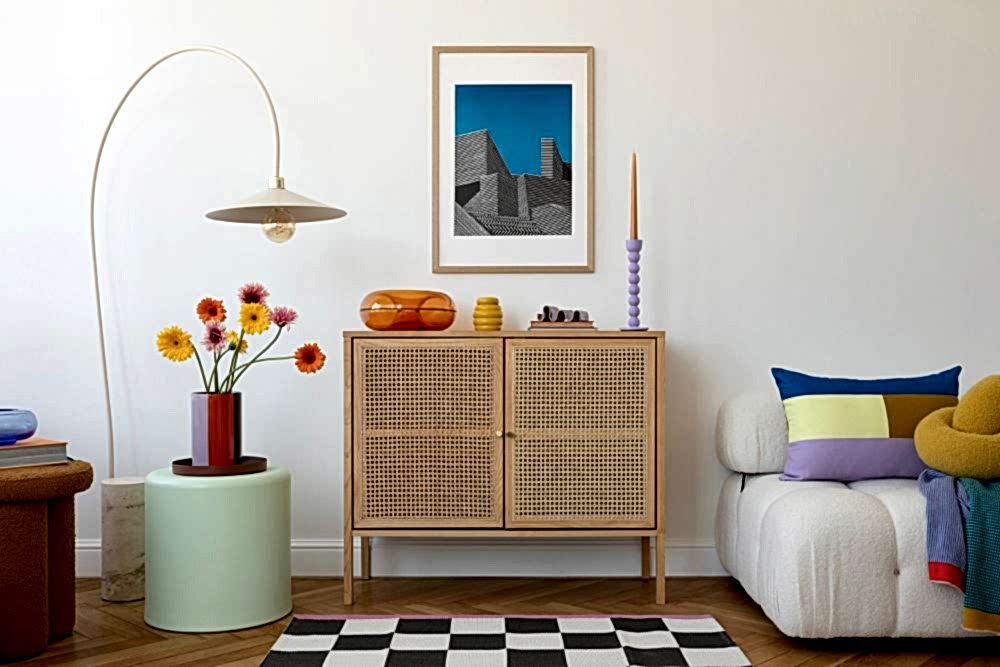 renkli dekoratif objelerle iç mekan dekorasyonu