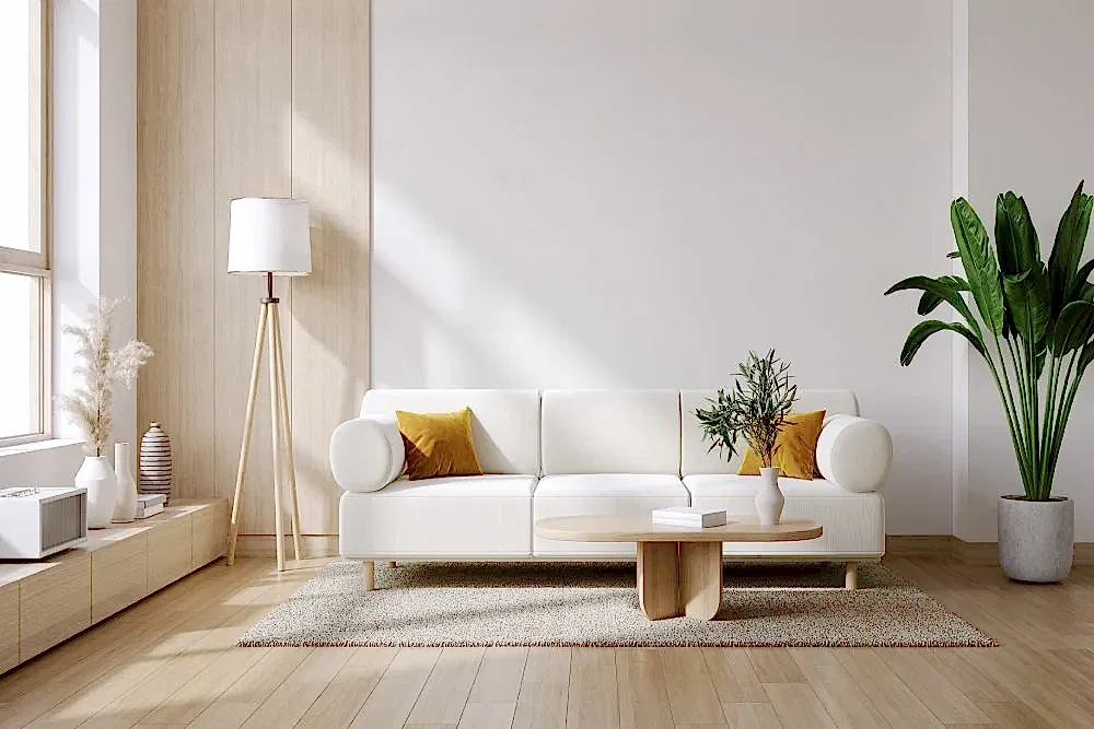 beyaz koltuk, sarı kırlent, lambader, büyük saksıda bitki, dekoratif aksesuarlar ve orta sehpa ile minimalist salon dekorasyonu fikirleri